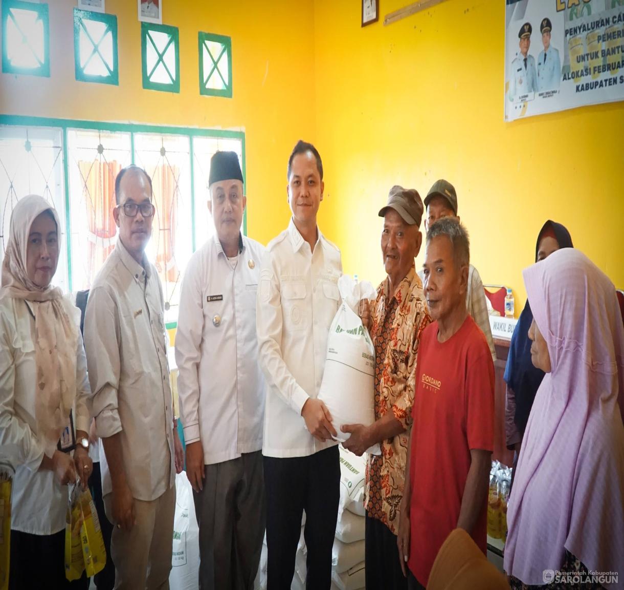3 Juni 2026 Wakil Bupati Sarolangun Melakukan Penyerahan Secara Simbolis Bantuan Pangan dari Bapanas melalui Bulog periode Februari dan Maret 2026 untuk Kabupaten Sarolangun bertempat di Kantor Camat Batin VIII