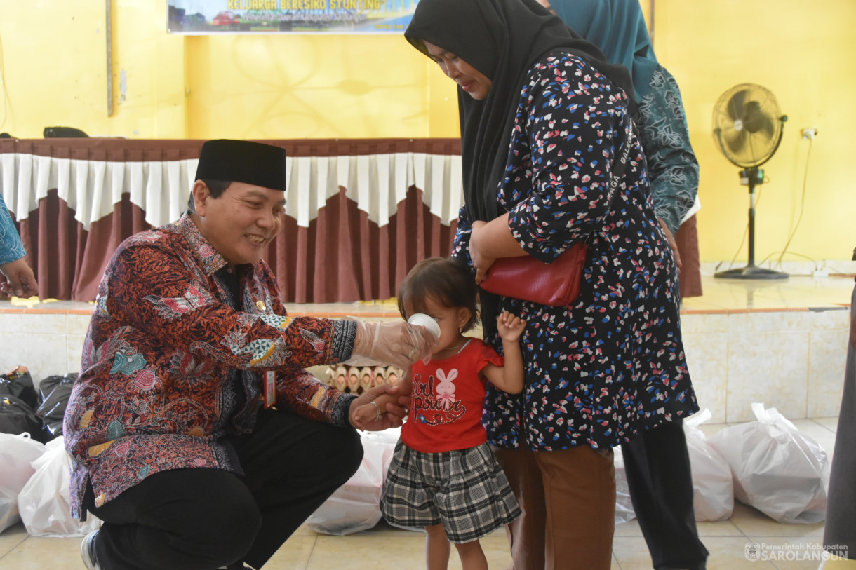 30 Maret 2024 - Penyerahan Bantuan Program Bapak Asuh Anak Stunting Untuk Keluarga Berisiko Stunting Di Kantor Camat Sarolangun