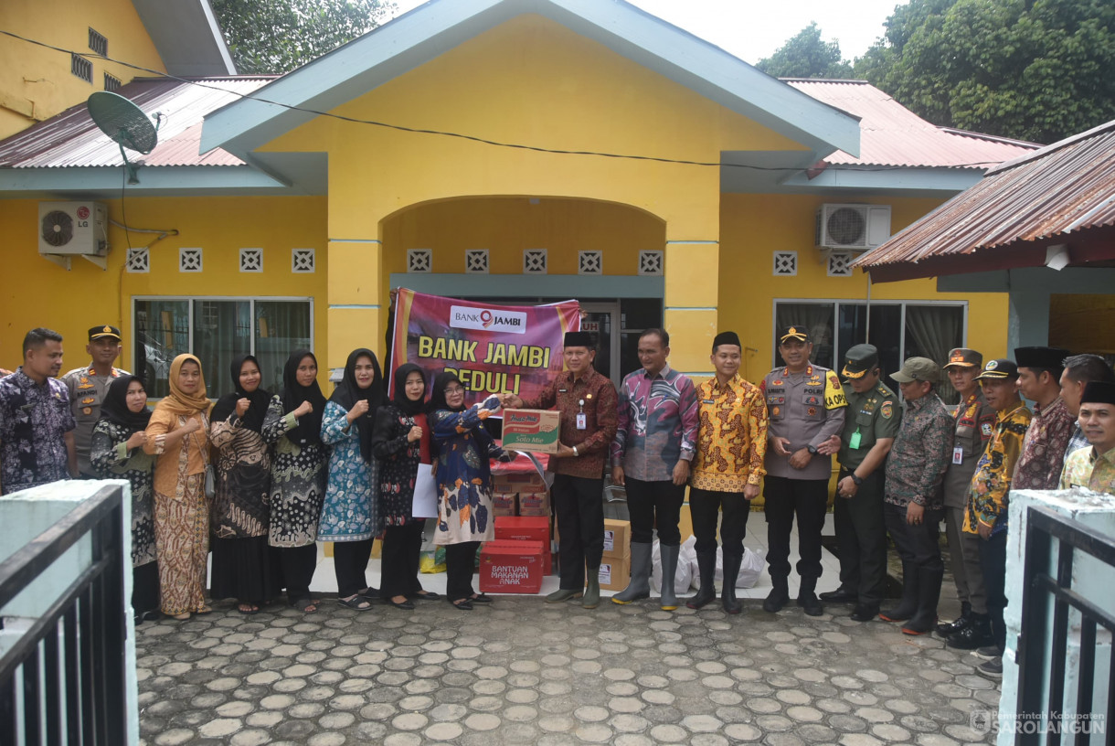 6 Maret 2025 - Peninjauan Lokasi Banjir dan Penyerahan Bantuan Bagi Korban Terdampak Banjir di Kecamatan Mandiangin&nbsp;