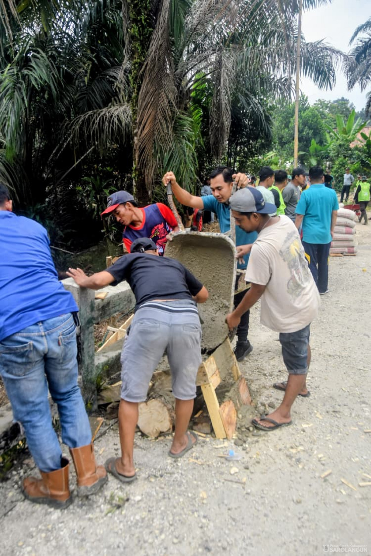 30 November 2025&nbsp; Gotong Royong Membangun Infrastruktur Bersama Masyarakat Desa Sungai Merah Kecamatan Pelawan