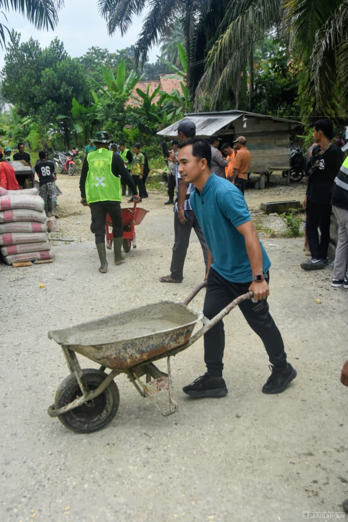 30 November 2025&nbsp; Gotong Royong Membangun Infrastruktur Bersama Masyarakat Desa Sungai Merah Kecamatan Pelawan