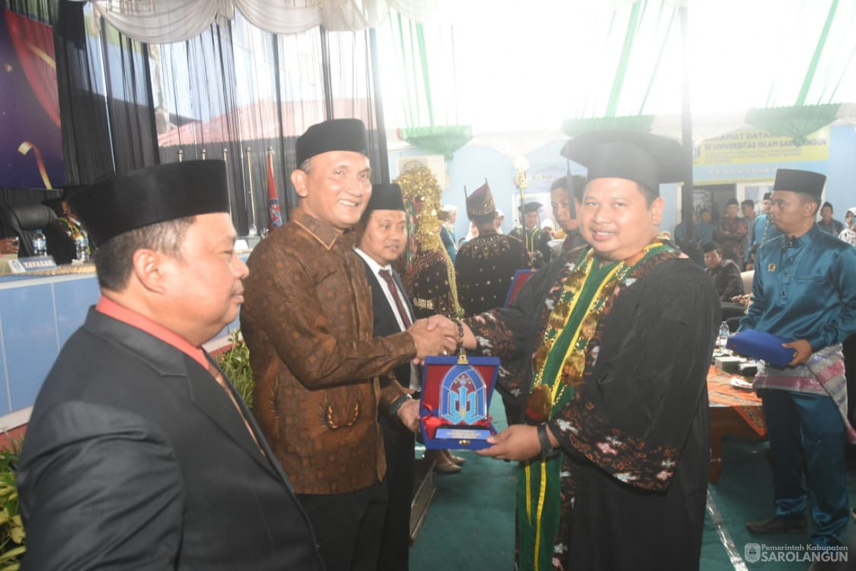 22 November 2025 Bupati Sarolangun H. Hurmin Menghadiri Wisuda Sarjana S1 Angkatan XV Universitas Islam Sarolangun