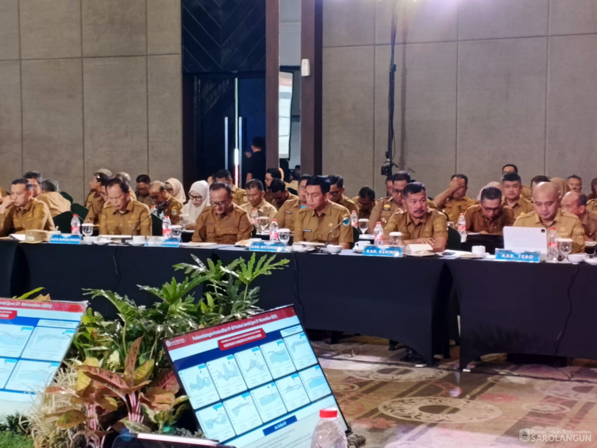 23 November 2025 Bupati Menghadiri Rapat HIGH LEVEL MEETING TPID PROV Jambi Sinergi TPID SE Provinsi Jambi dalam Menjaga Stabilitas Pasokan dan Harga Pangan Strategis Menjelang Natal 2025 dan Tahun Baru 2025