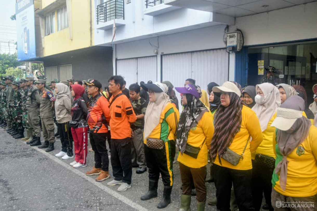 Sidak Harga Sembako di Pasar Sarolangun Dalam Rangka Hari Natal Tahun 2025 dan Tahun Baru 2026 Sekaligus Jumat Bersih Bersama TNI Dalam Rangka Hari Juang Infanteri Ke 77 Tahun 2025