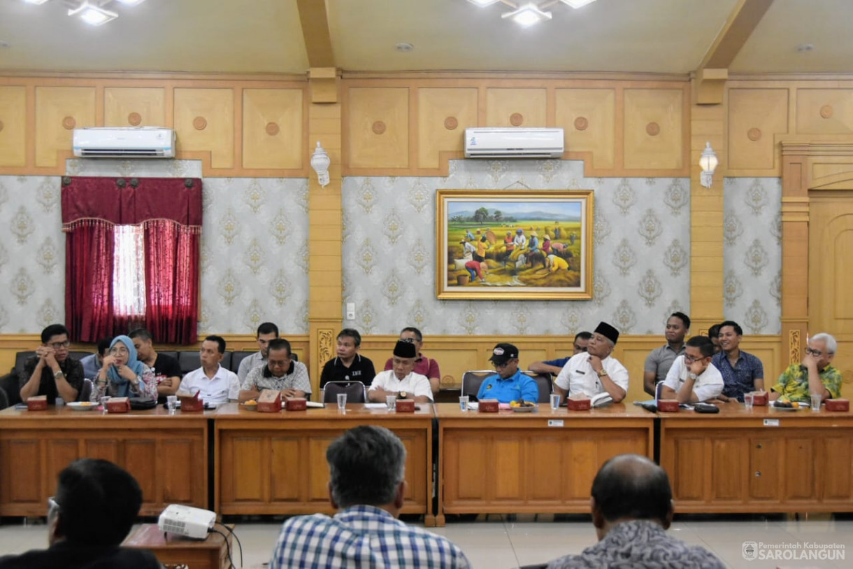 Penjabat Bupati Sarolangun Dr. Ir. Bachril Bakri, M.App, Sc Memimpin Rapat TPID di Ruang Aula Utama Kantor Bupati Sarolangun