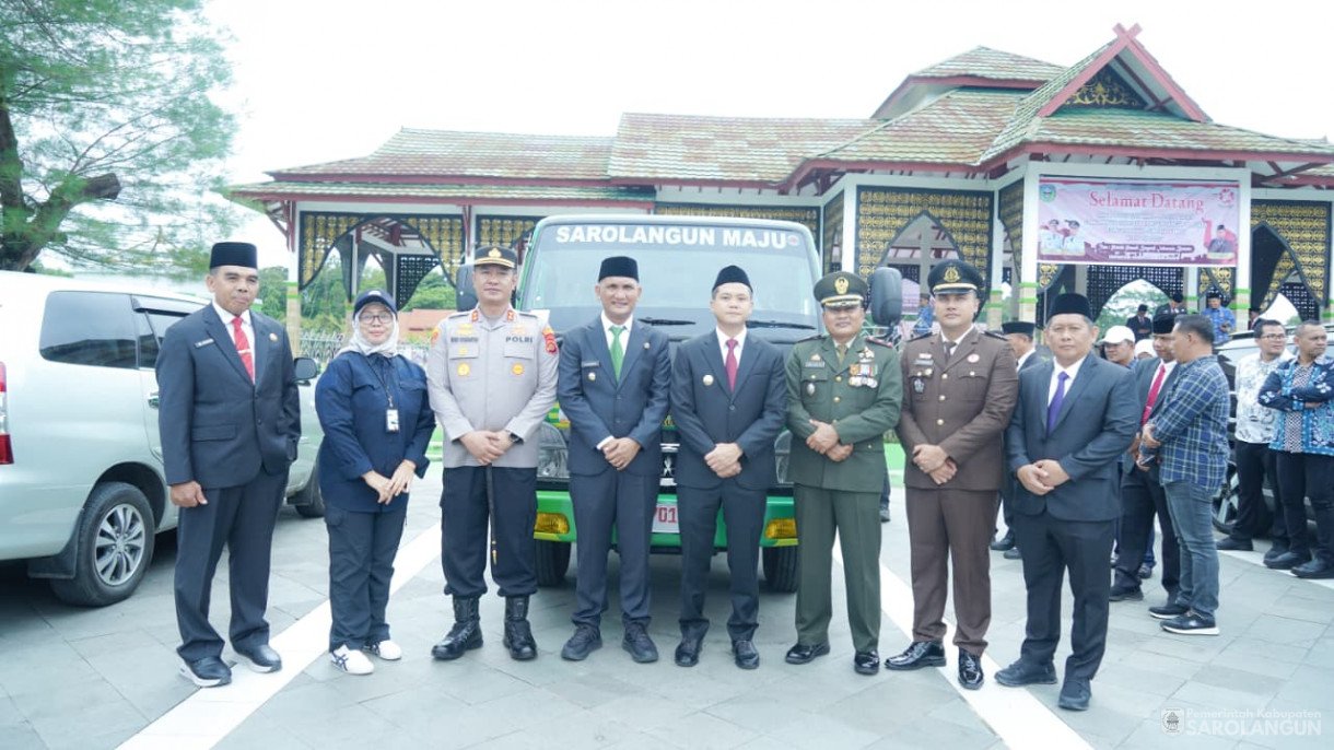 28 Oktober 2025 Upacara Hari Peringatan Sumpah Pemuda Ke 97 Tahun 2025 , Launching Perlindungan Jamsostek Bagi Pekerja Rentan, Lembaga Adat Masyarakat dan LPM Kelurahan dan&nbsp;Penyerahan Satu Unit Truk Sampah Ke Dinas LHD Sarolangun&nbsp;&nbsp;