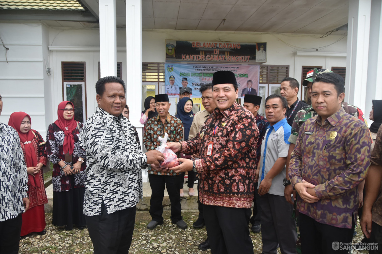 13 Juni 2024 - Gerakan Pasar Murah Daging Kerbau Sapi Ayam Dalam Rangka Menjaga Stabilitas Harga Daging Menyambut Hari Raya Idul Adha Di Kantor Camat Singkut