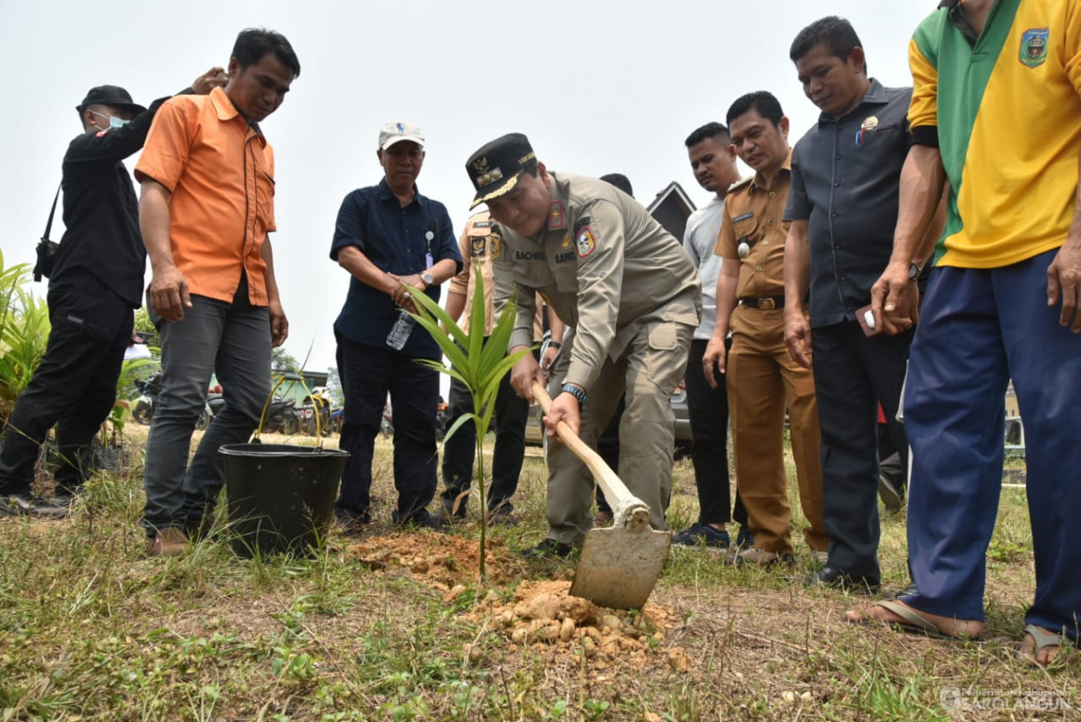 6 Oktober 2023 - Penjabat Bupati Sarolangun Melakukan Penanaman Bibit Pohon Pinang Betara Sebanyak 200 Batang Untuk Warga SAD di Desa Lubuk Jering Kecamatan Air Hitam