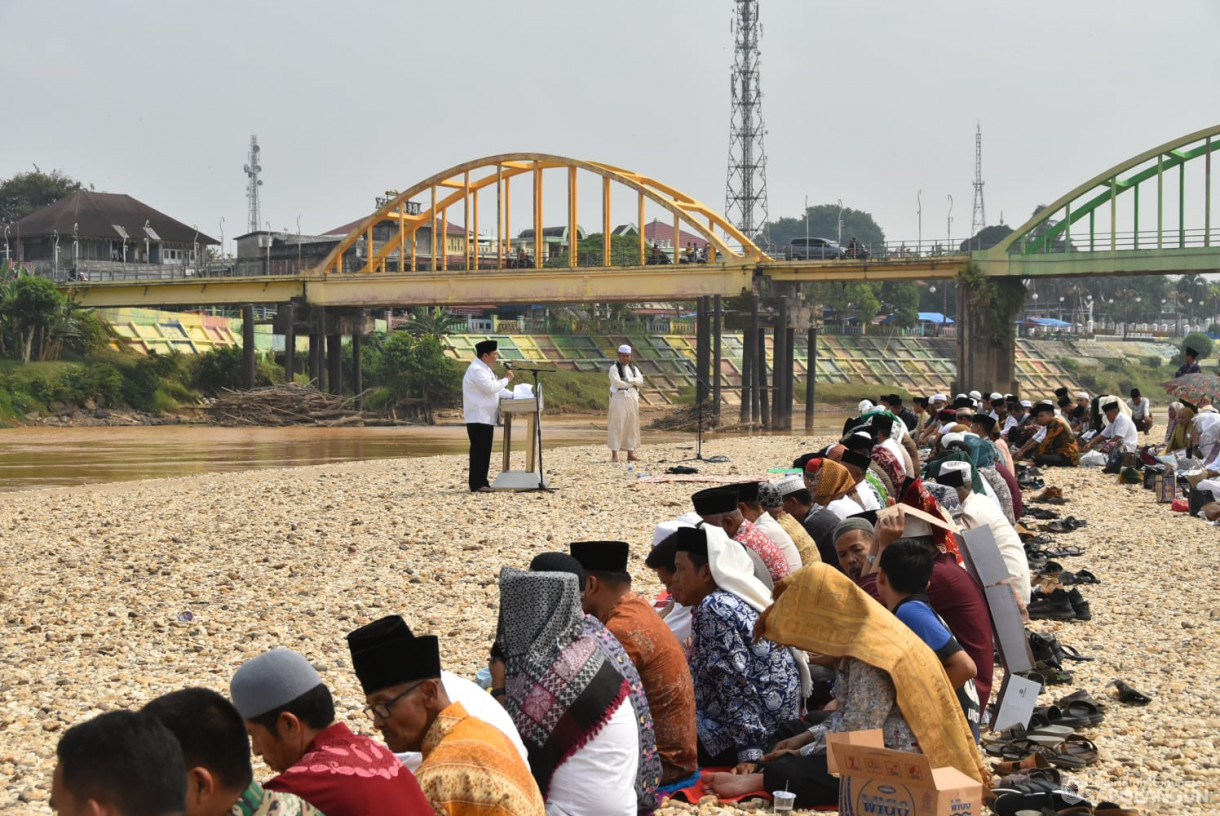 5 Oktober 2023 - Penjabat Bupati Sarolangun Melaksanakan Sholat Istisqo Minta Hujan di Pulau Jembatan Beatrix Sarolangun