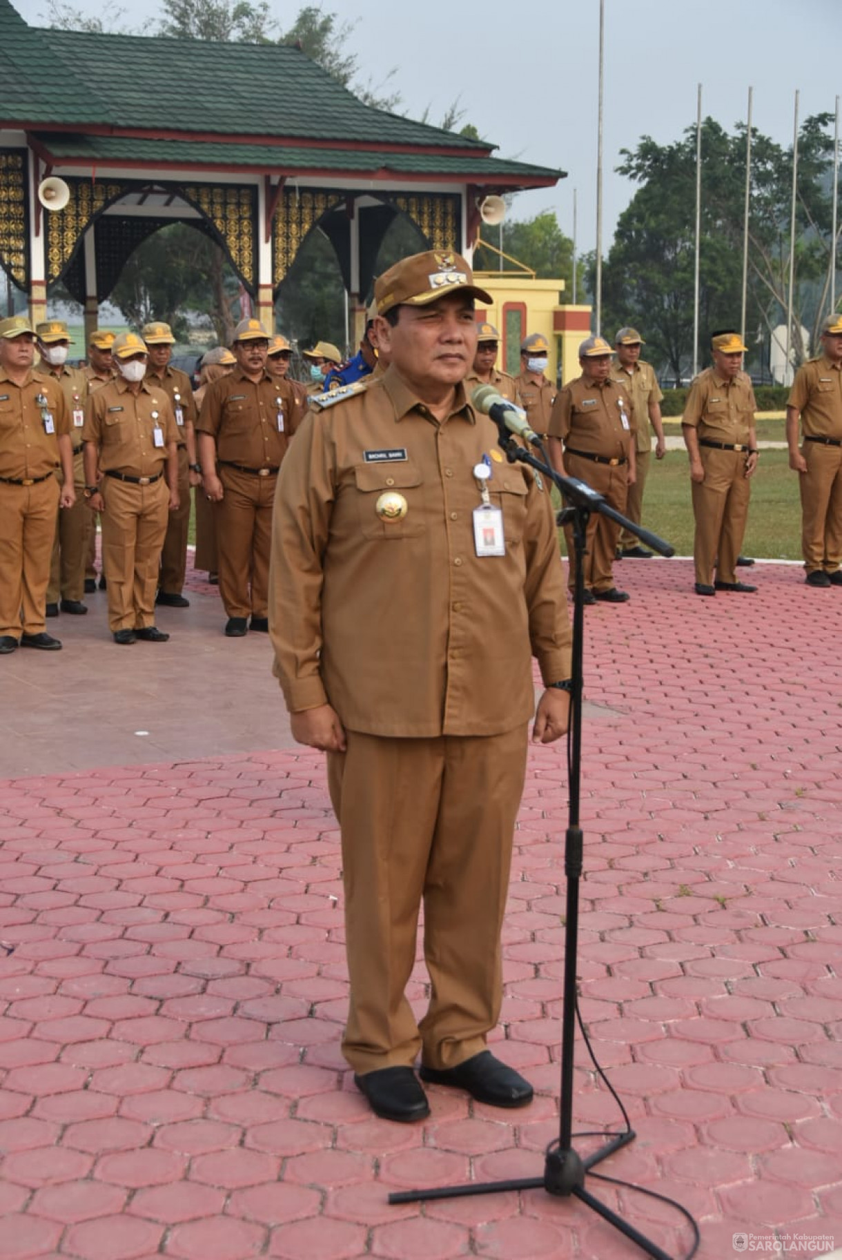 16 Oktober 2023 - Penjabat Bupati Sarolangun Memimpin Apel Gabungan Sekaligus Memberikan Penghargaan Camat Teladan Di Lapangan Gunung Kembang Sarolangun