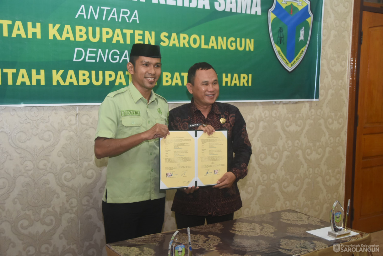 8 Agustu 2025 - Penandatanganan Kerjasama Antara Pemerintah Kabupaten Sarolangun dengan Pemerintah Kabupaten Batanghari di Rumah Dinas Bupati Sarolangun