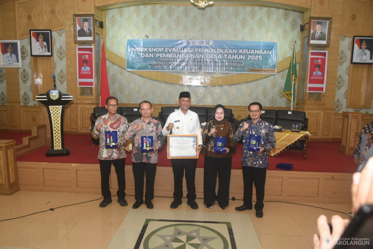 27 Agustus 2025&nbsp; Workshop&nbsp; Evaluasi Pengelolaan Keuangan dan Pembangunan Desa 2025 dari BPKP Provinsi Jambi Sekaligus Penyerahan Penghargaan kepada Bupati Tentang Penyaluran Dana Desa Tercepat Tahun 2025