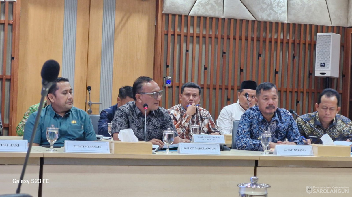6 Juli 2025 - Bupati Sarolangun Hadiri Audiensi Bersama Gubernur Jambi ke Kementerian Pendidikan Dasar dan Menengah RI di Jakarta