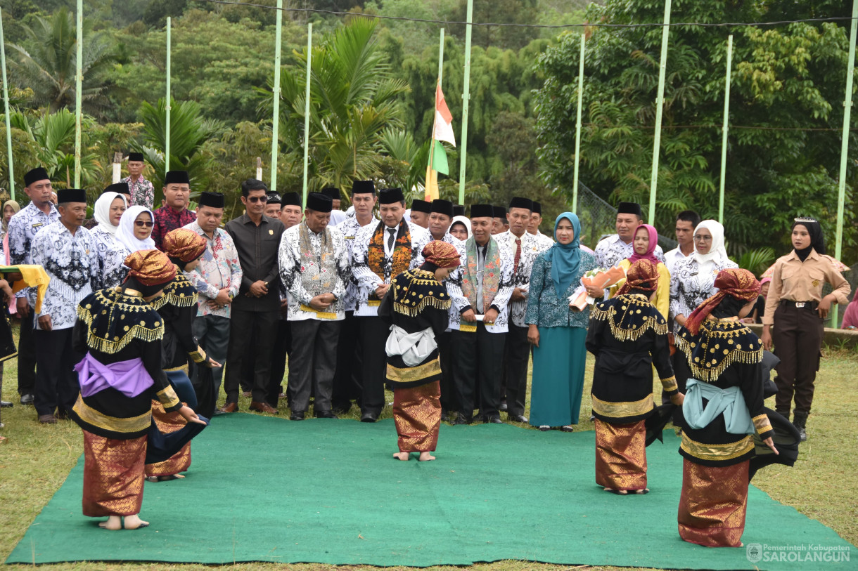 25 November 2023-Upacara Memperingati HUT PGRI KE 78 Dan Hari Guru Nasional, (Transformasi Guru Wujudkan Indonesia Maju) Dilapangan Tengku Bujang Desa Sungai Baung Kec. Batang Asai Sarolangun