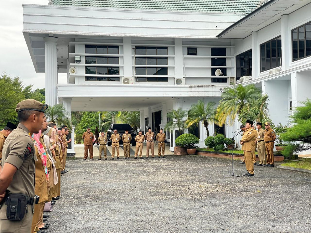 16 April 2024 - Memimpin Apel Pagi Di Lingkungan Setda Sarolangun Di Halaman Kantor Bupati Sarolangun