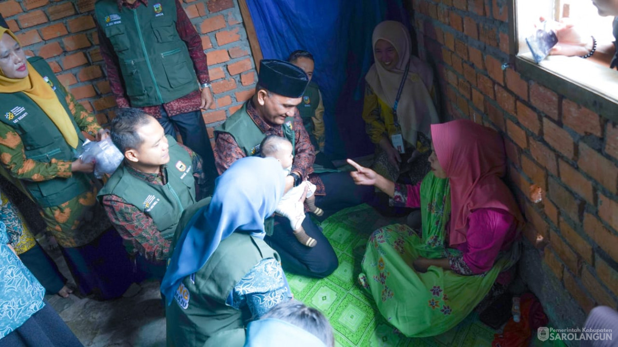 Mengunjungi Rumah Warga Resiko Stunting Sekaligus Memberikan Air Susu dan Menyuap Telur Rebus Kepada Warga yang Beresiko Stunting, Memberikan Bantuan Genting Berbakti Maju