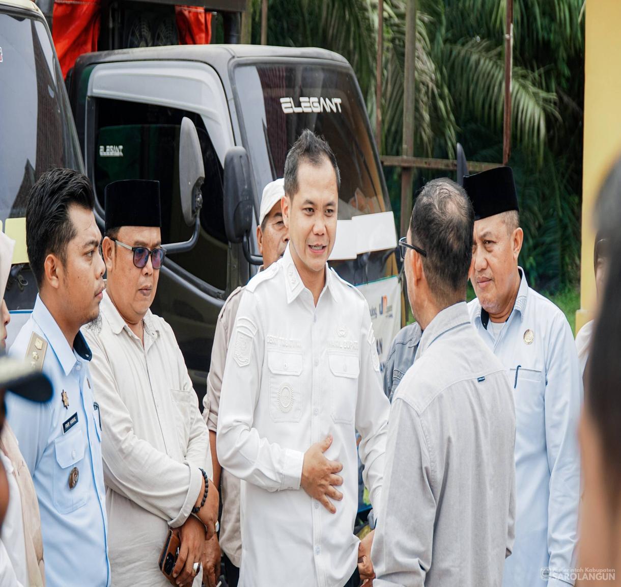 3 Juni 2026 Wakil Bupati Sarolangun Melakukan Penyerahan Secara Simbolis Bantuan Pangan dari Bapanas melalui Bulog periode Februari dan Maret 2026 untuk Kabupaten Sarolangun bertempat di Kantor Camat Batin VIII