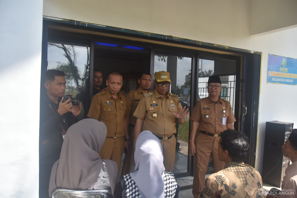 11 November 2024 - Meninjau Perekaman KTP Elektronik, bertempat di Kantor Camat Singkut