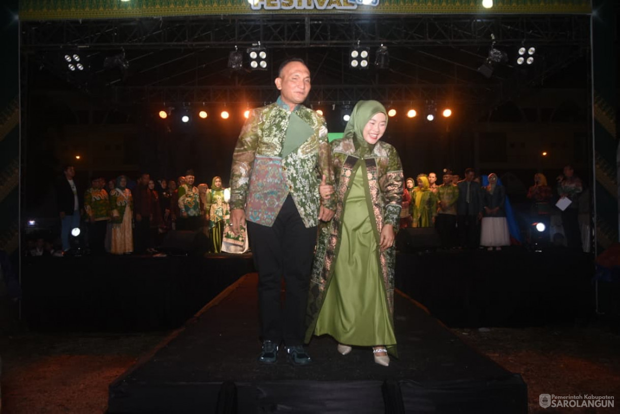 5 Desember 2025 Parade Batik Sarolangun Tahun 2025 di GOR Sarolangun