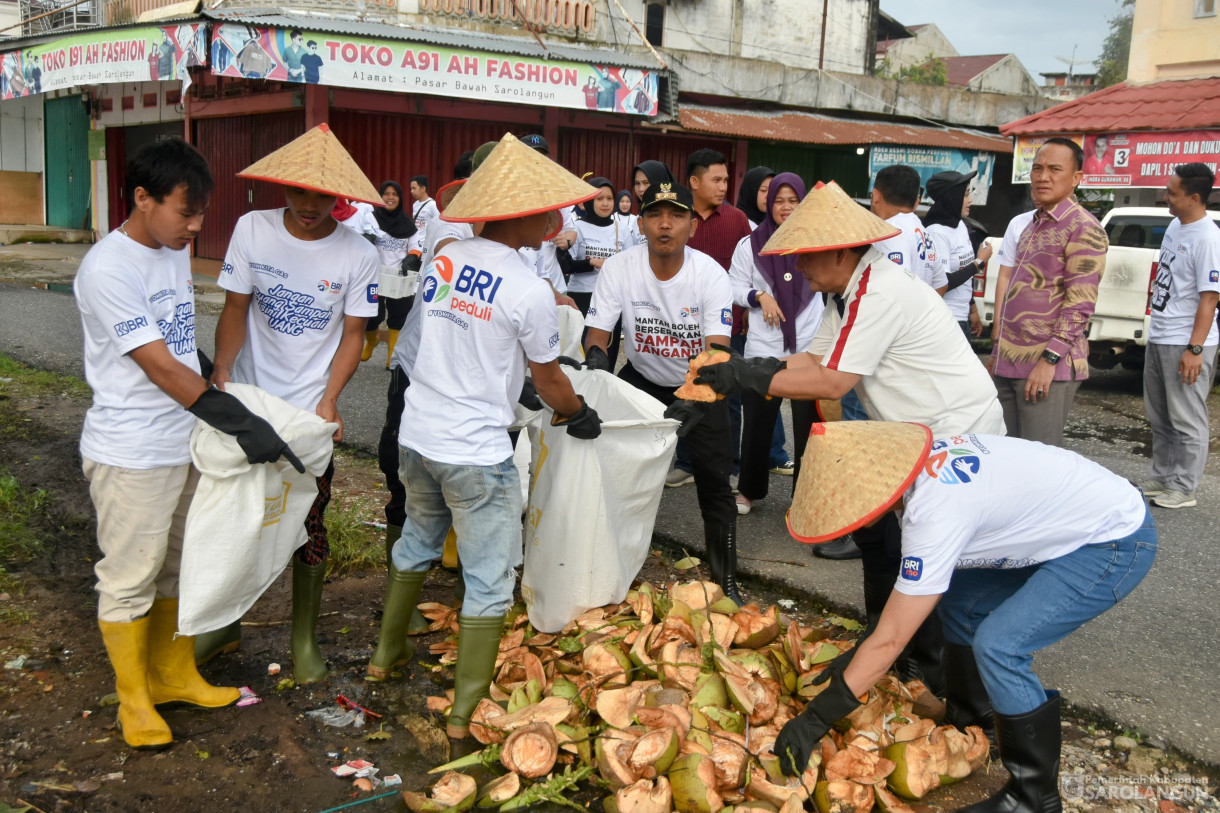 22 Desember 2023 - Pelaksanaan Program BRI Peduli Jaga Sungai Jaga Kehidupan Di Samping Kantor Lurah Pasar Sarolangun