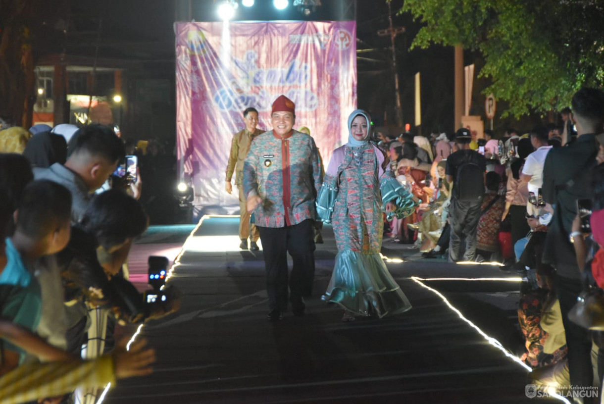 25 Oktober 2023 - Penjabat Bupati Sarolangun Turut Serta Pada Acara Fashion Show Batik Jambi Di Rumah Dinas Gubernur Jambi