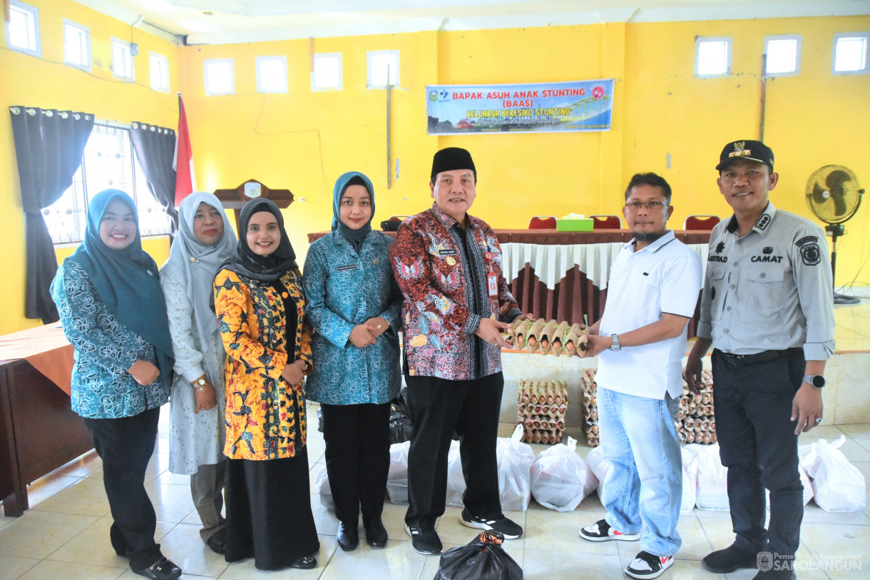 30 Maret 2024 - Penyerahan Bantuan Program Bapak Asuh Anak Stunting Untuk Keluarga Berisiko Stunting Di Kantor Camat Sarolangun