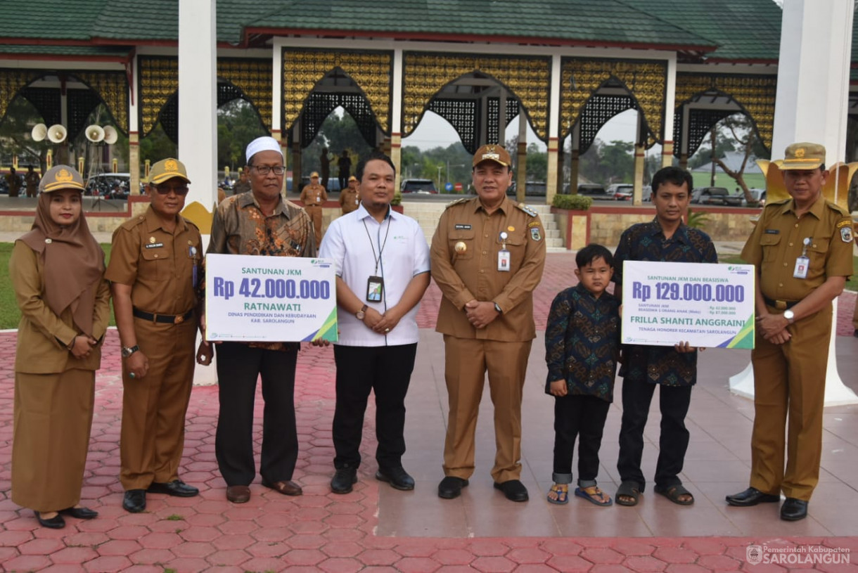 18 September 2023 - Penjabat Bupati Sarolangun Memimpin Apel Gabungan Sekaligus Memberikan Santunan JKM Dan Beasiswa Di Lapangan Gunung Kembang Sarolangun