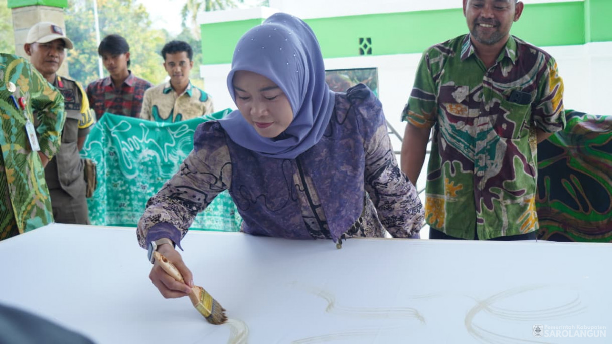 9 Oktober 2025&nbsp; Memperingatan Hari Batik Nasional Bertempat di lapangan gunung kembang kabupaten Sarolangun