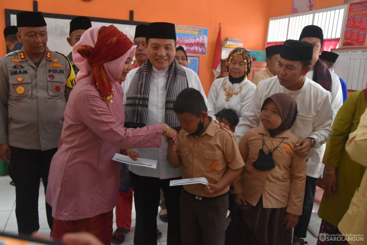 11 Oktober 2023 - Penjabat Bupati Sarolangun Beserta Forkopimda&nbsp; Memberikan Bantuan Sosial Berupa Sembako di SD 140 Desa Lidung