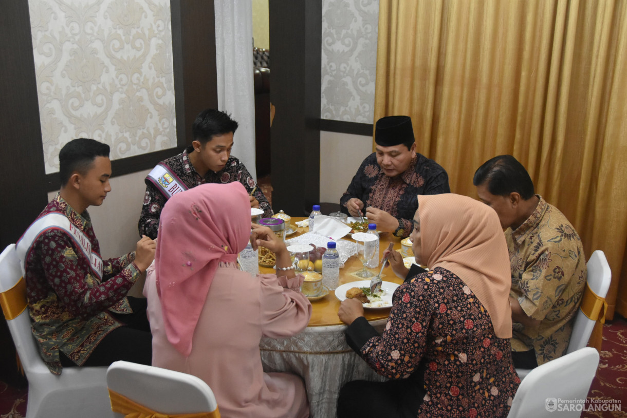 1 Juni 2024 -&nbsp;Makan Malam Bersama Finalis Bujang Gadis Kota Jambi Asal Sarolangun di Rumah Dinas Bupati Sarolangun