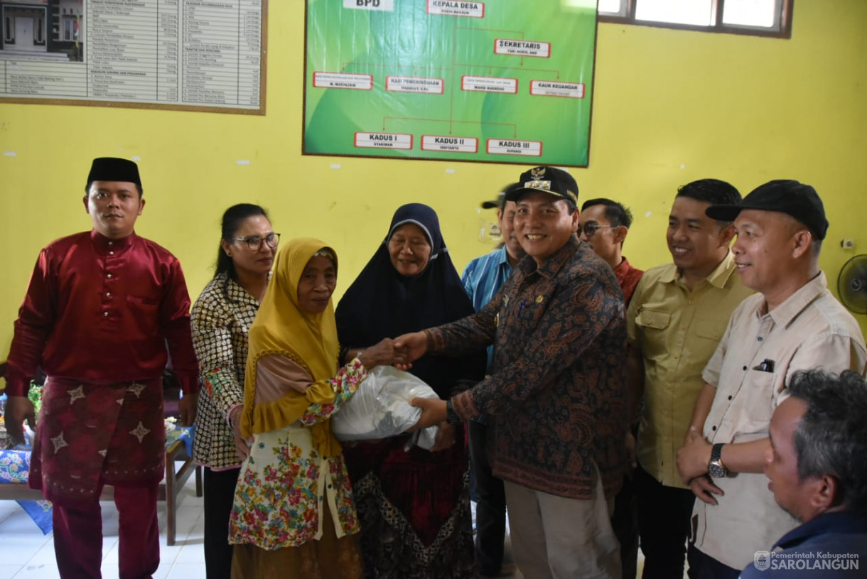 15 Oktober 2023 - Penjabat Bupati Sarolangun Menyerahkan Bantuan Kemiskinan Ekstrim di Kantor Desa Meranti Jaya