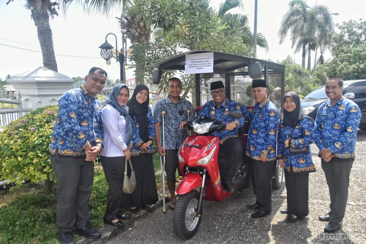 9 Desember 2024 - Penyerahan Bantuan Motor Untuk Penyandang Disabilitas, Bertempat di Rumah Dinas Bupati Sarolangun