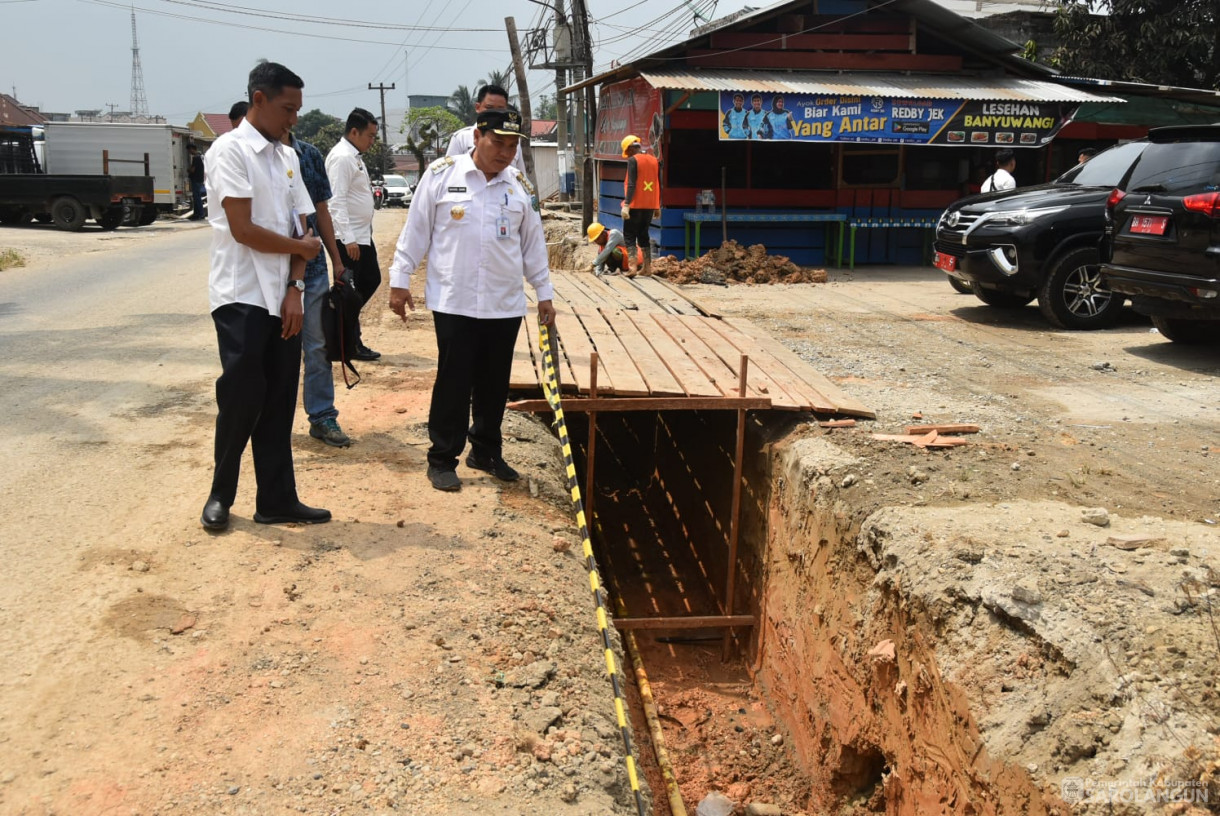 20 September 2023 - Penjabat Bupati Sarolangun Mengecek Lokasi Pembangunan Saluran Irigasi&nbsp; di Kelurahan Sukasari