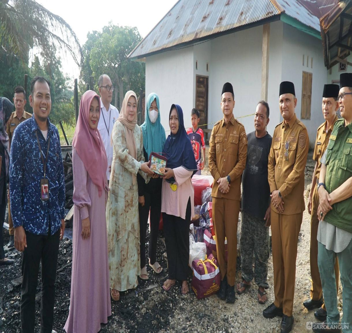 19 Mei 2026 Penyerahan Bantuan untuk Korban Terdampak Kebakaran di samping SMKN 4 Sarolangun