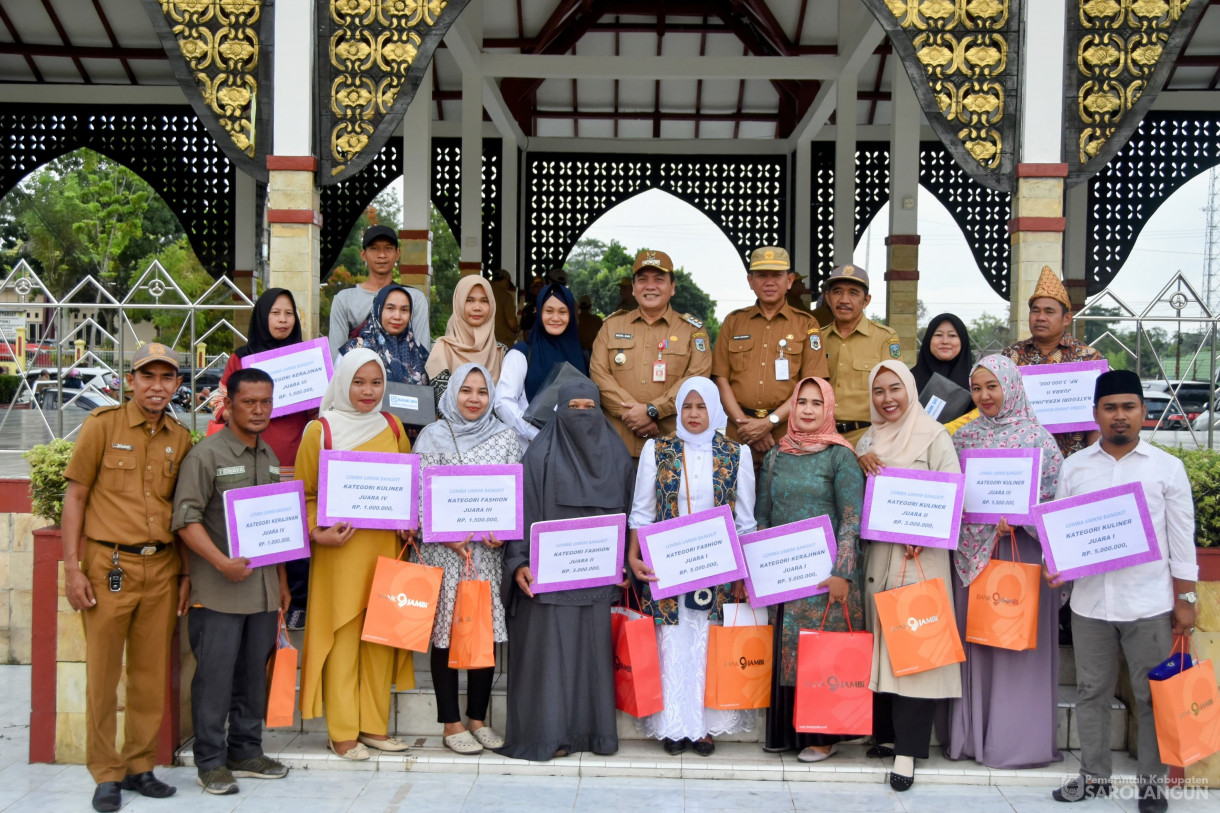 11 Desember 2023 - Apel Gabungan Sekaligus Penyerahan Hadiah Lomba Kegiatan UMKM Bangkit Dan Gabungan Kelompok Tani Terbaik Tingkat Kabupaten Sarolangun Di Lapangan Gunung Kembang Sarolangun