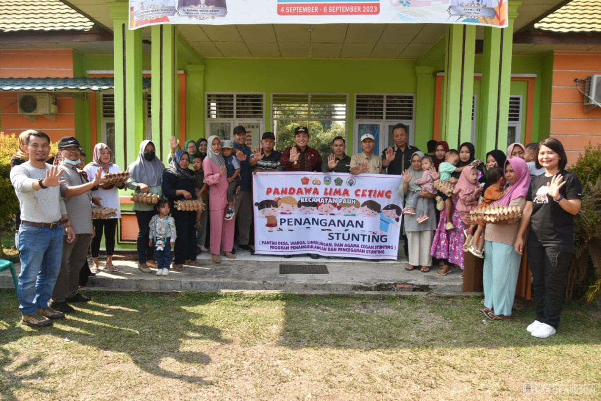 15 September 2023 - Penjabat Bupati Sarolangun Memberikan Bantuan Penanganan Stunting di Kantor Camat Pauh