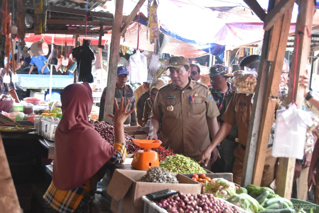 7 November 2023 - Penjabat Bupati Sarolangun Melakukan Sidak Pasar Atas Sarolangun