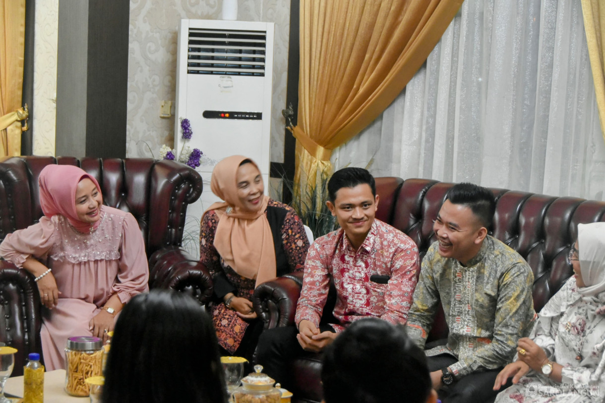 1 Juni 2024 -&nbsp;Makan Malam Bersama Finalis Bujang Gadis Kota Jambi Asal Sarolangun di Rumah Dinas Bupati Sarolangun