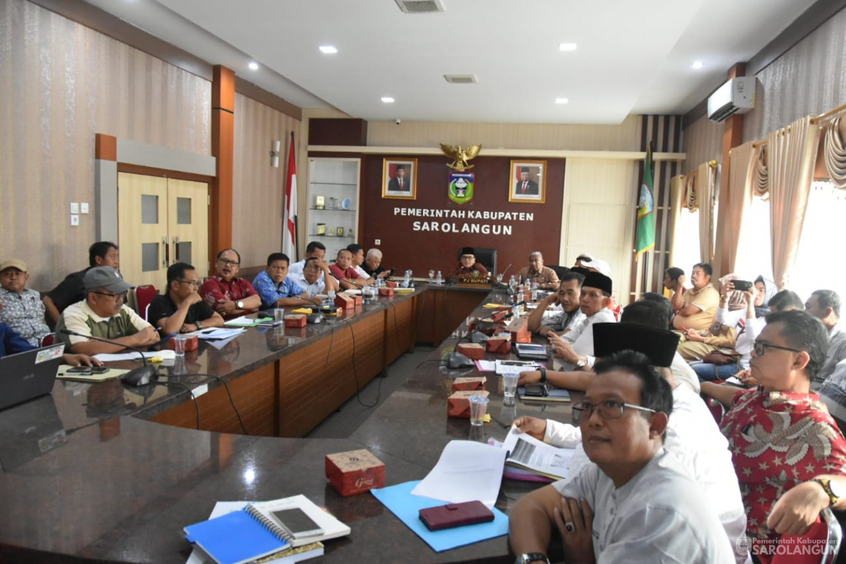 18 Agustus 2023 - Penjabat Bupati Sarolangun Dr. Ir. Bachril Bakri, M.App, Sc Memimpin Rapat Evaluasi Realisasi Anggaran di Ruang Pola Kantor Bupati Sarolangun