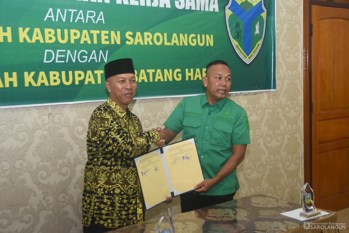 8 Agustu 2025 - Penandatanganan Kerjasama Antara Pemerintah Kabupaten Sarolangun dengan Pemerintah Kabupaten Batanghari di Rumah Dinas Bupati Sarolangun