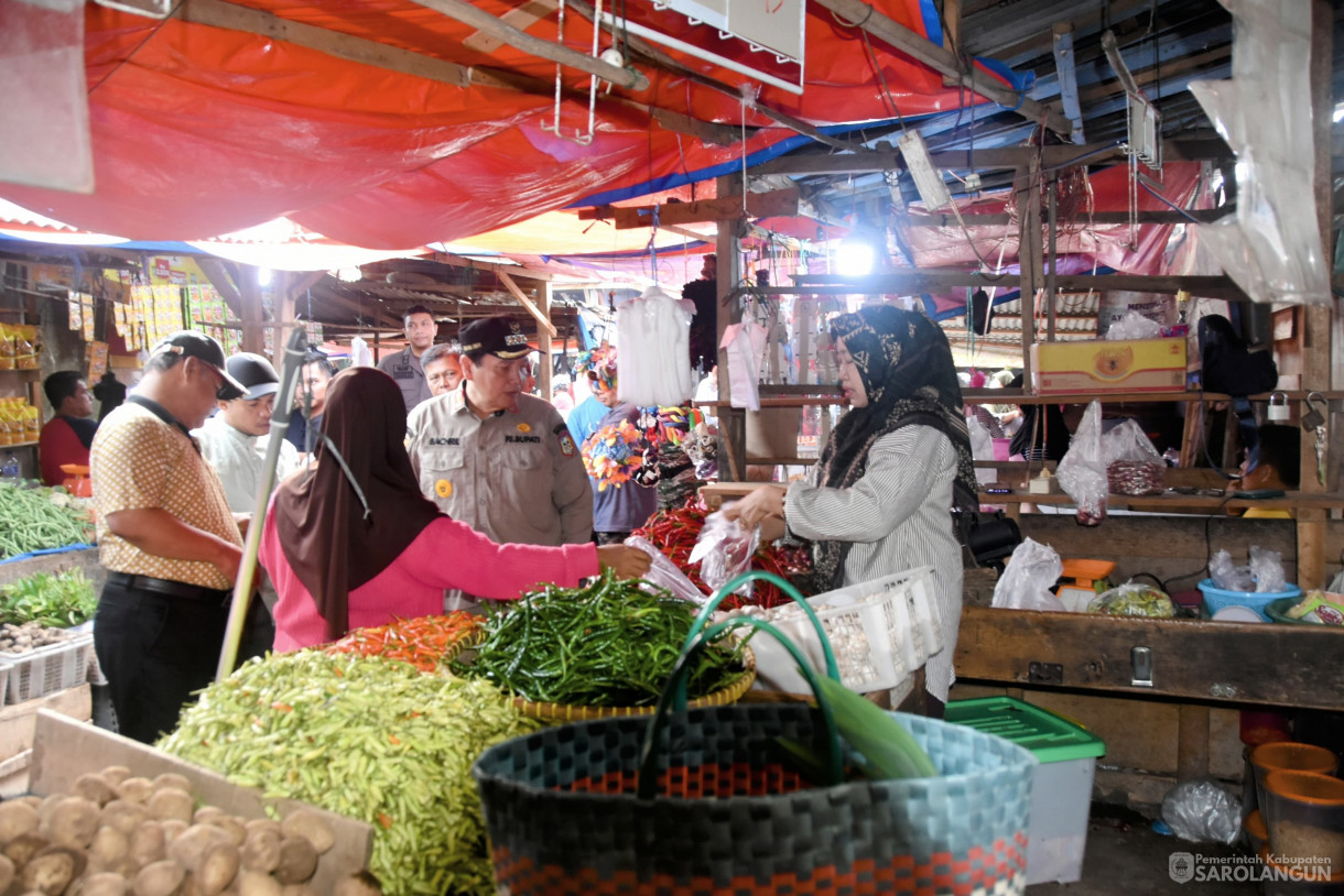 15 Juni 2024 - Sidak Pasar Dalam Rangka Mengecek Harga Dan Ketersediaan Bahan Pokok Mebjelang Hari Raya Idul Adha Di Pasar Atas Sarolangun