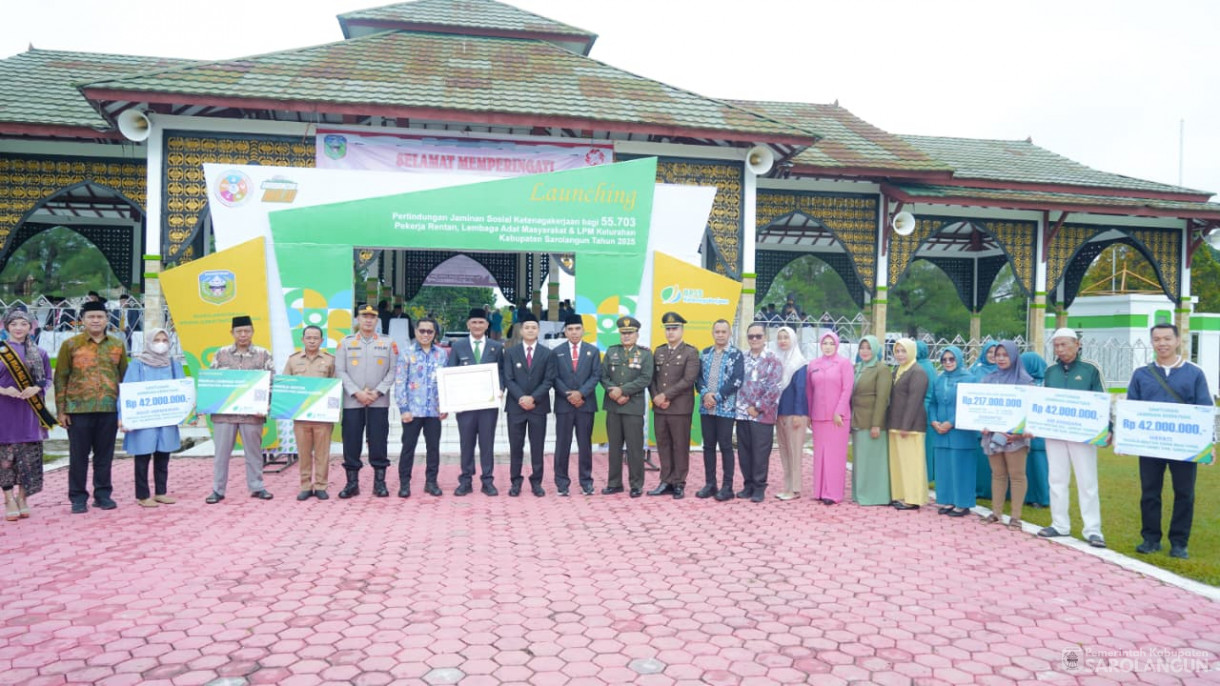 28 Oktober 2025 Upacara Hari Peringatan Sumpah Pemuda Ke 97 Tahun 2025 , Launching Perlindungan Jamsostek Bagi Pekerja Rentan, Lembaga Adat Masyarakat dan LPM Kelurahan dan&nbsp;Penyerahan Satu Unit Truk Sampah Ke Dinas LHD Sarolangun&nbsp;&nbsp;