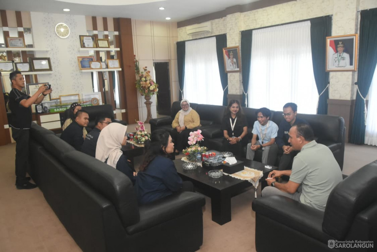 21 November 2025&nbsp; Silaturahmi dengan Mahasiswa Universitas Diponegoro di Ruang Kerja Bupati Sarolangun