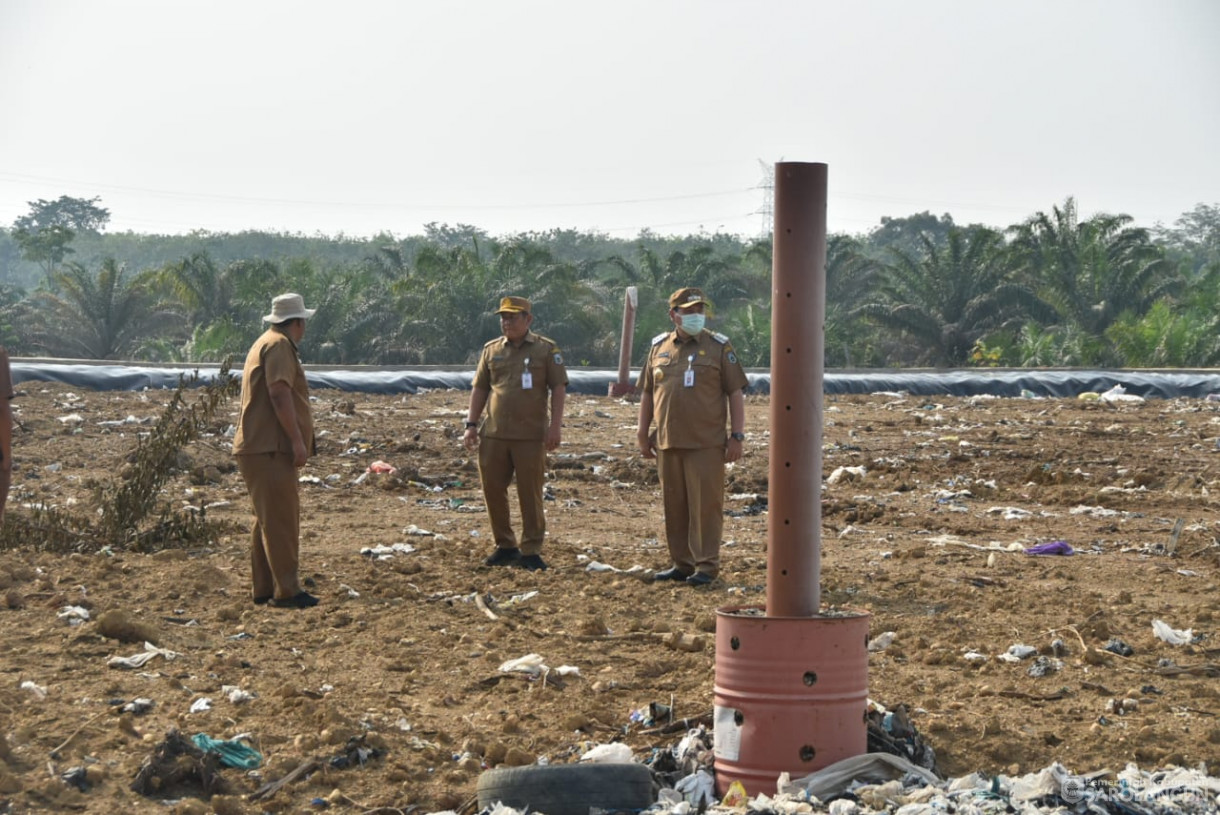 23 Oktober 2023 - Penjabat Bupati Sarolangun Meninjau Tempat Pemrosesan Akhir Bukit Cino Kecamatan Pelawan