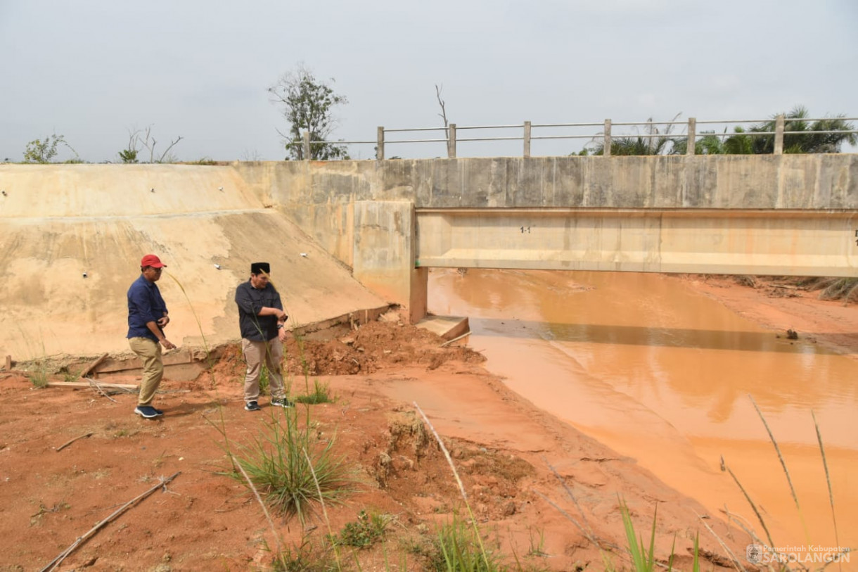 12 November 2023 - Penjabat Bupati Sarolangun Meninjau Saluran Irigasi DAM Batang Asai dan Mengecek Jalan Di Kecamatan Cermin Nan Gedang