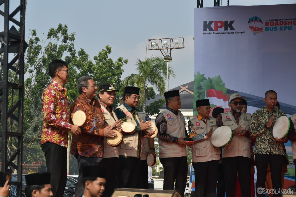 14 September 2023 - Penjabat Bupati Sarolangun Menghadiri Pembukaan Roadshow Bus KPK di Lapangan Kantor Gubernur Jambi