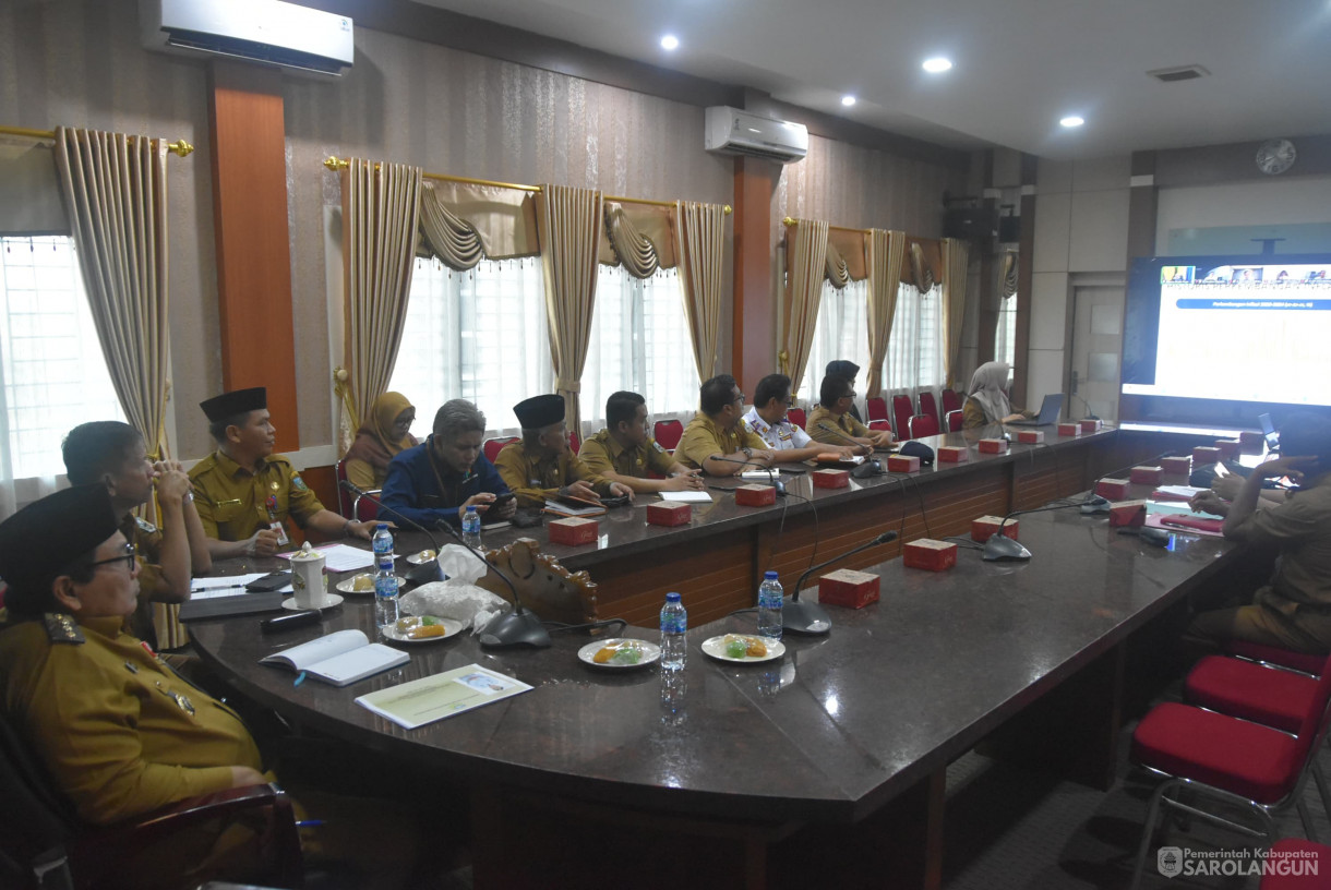 29 Juli 2024 - Rapat TPID Via Zoom Meeting dan Pengembangan Tanaman Obat Herbal Nasional, Bertempat di Ruang Pola Utama Kantor Bupati Sarolangun