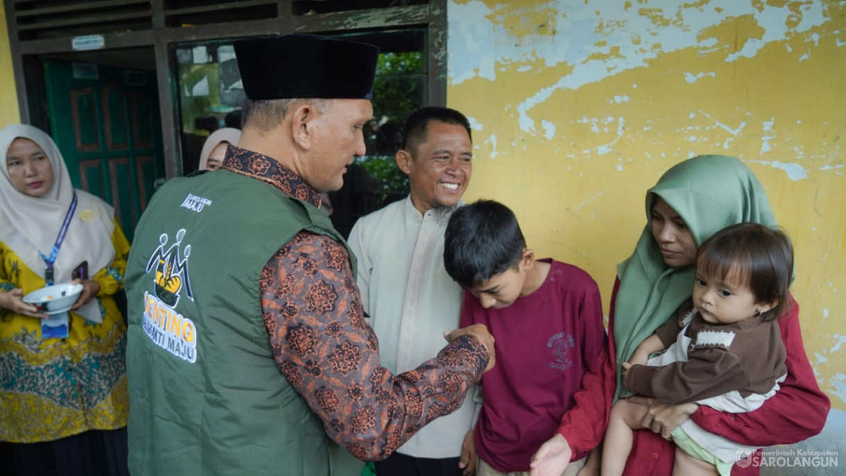Mengunjungi Rumah Warga Resiko Stunting Sekaligus Memberikan Air Susu dan Menyuap Telur Rebus Kepada Warga yang Beresiko Stunting, Memberikan Bantuan Genting Berbakti Maju