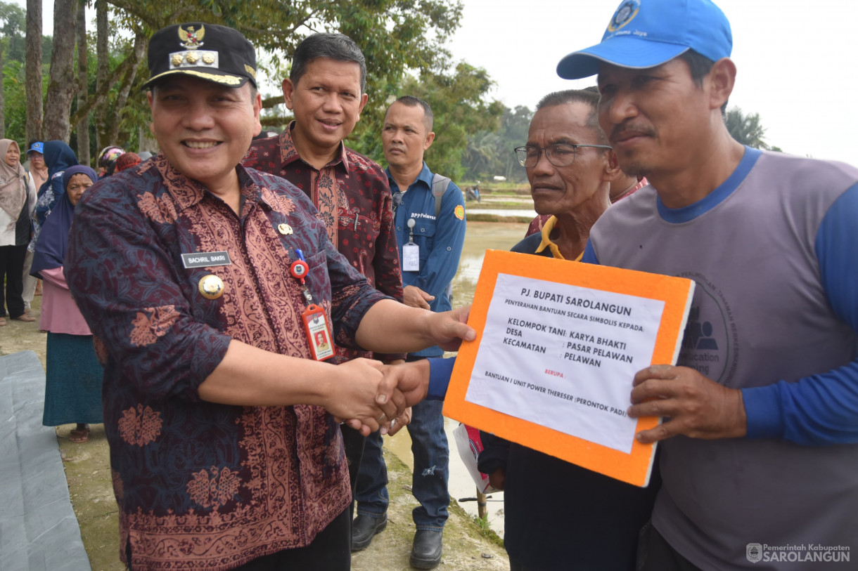 1 Februari 2024 - Tanam Bibit Unggul Padi Sawah Dari IPB Di Desa Pasar Pelawan