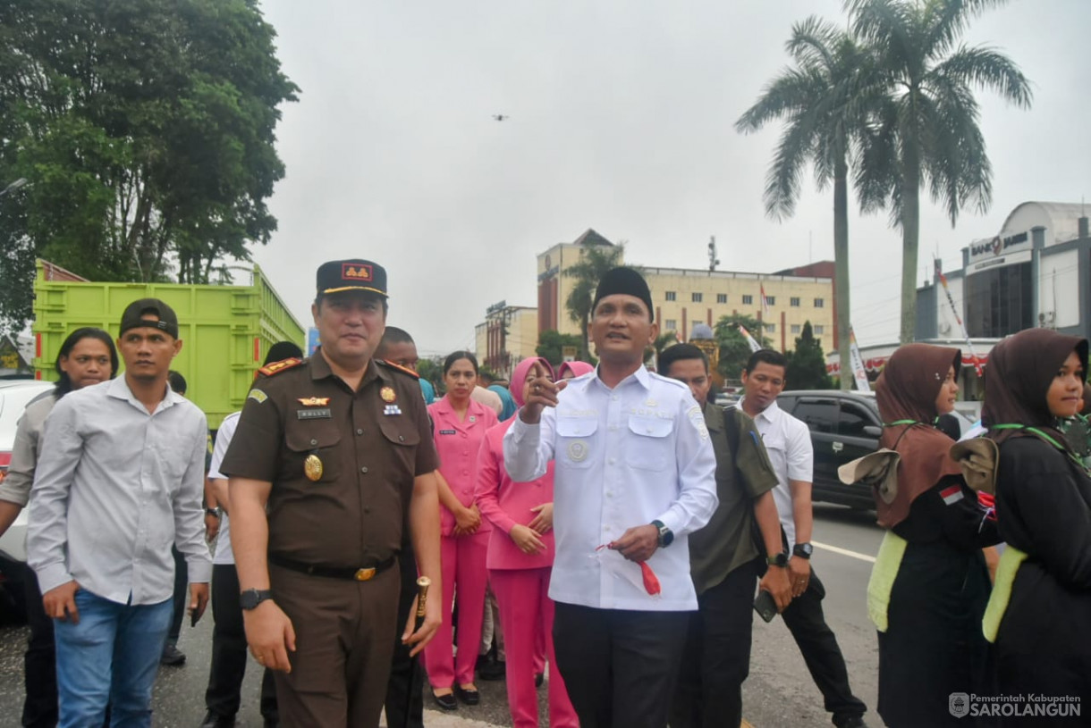 13 Agustus 2025 - Pembagian Bendera Merah Putih Kepada Masyarakat Dalam Rangka HUT RI Ke 80 di Depan Bank Jambi